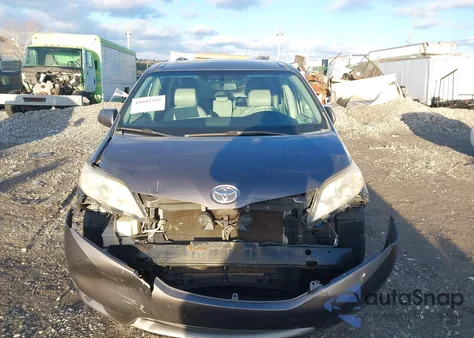 2012 Toyota Sienna Xle V6 8 Passenger z USA, uszkodzony, nr VIN 5TDYK3DC1CS177158